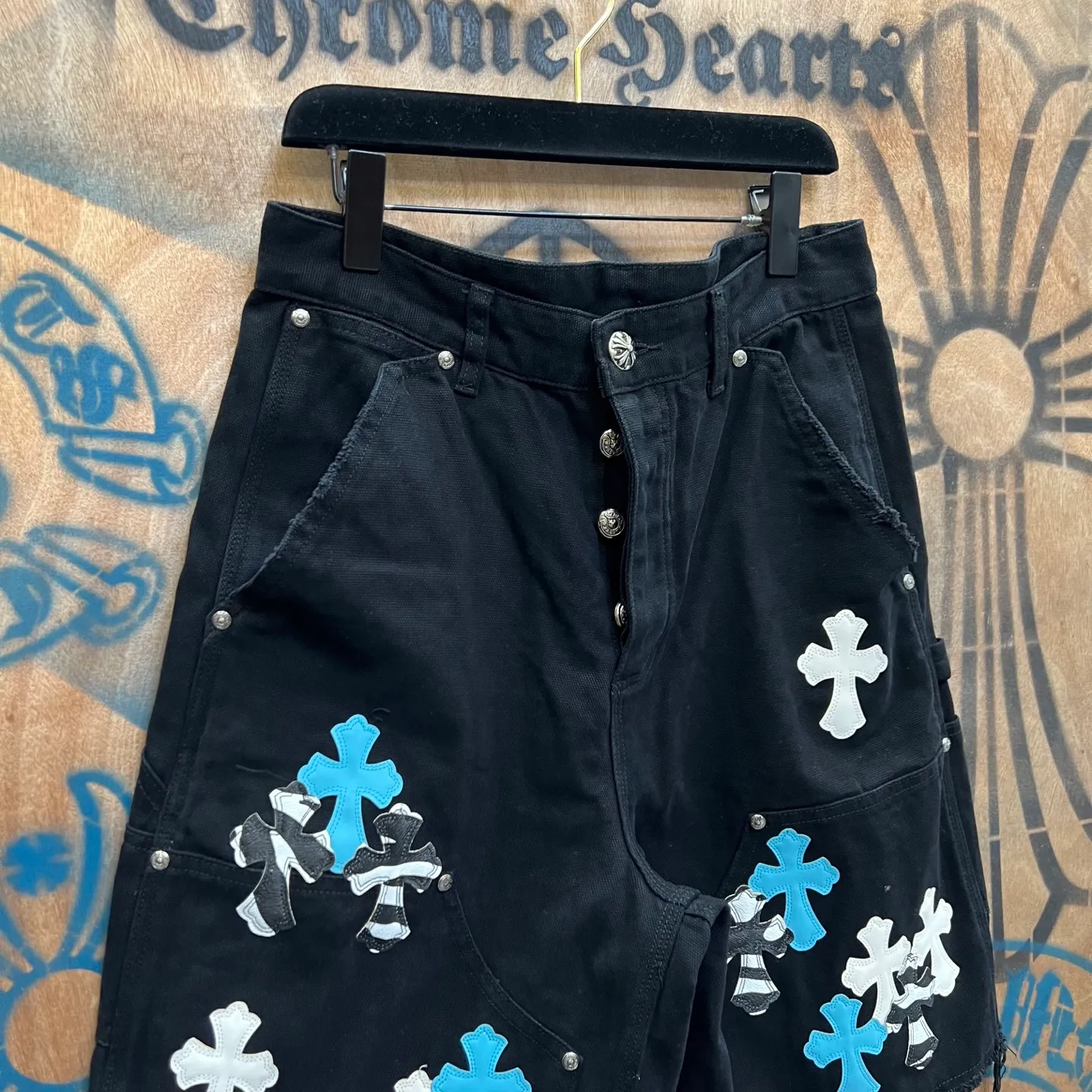 P520 chrome hearts limited series new city limited jeans Chrome Hearts city limited denim shorts vintage levis American made 501 505 517 base version remake Levis American made 501 base version imported sheepskin 925 silver remake Customers provide waist and pants length or height and weight. The studio will select the most suitable base version for you to remake. There are many people doing remakes in the market. Don’t belittle or comment. The difference is visible to the naked eye. See and compare for yourself #CHROME HEARTS Unisex style